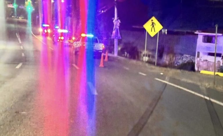 Automovilista cae a canal de aguas negras en el Libramiento Sur de Morelia