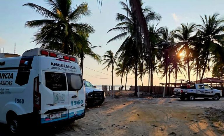 Mar arroja cadáver putrefacto en playa de Coahuayana