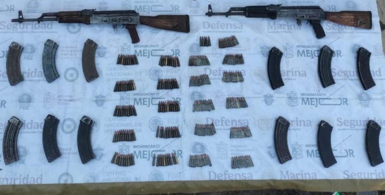 Aseguran camioneta robada con arsenal, tras operativo en Apatzingán