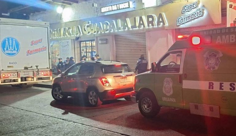 Empistolados asaltan farmacia y huyen, en pleno Centro de Uruapan
