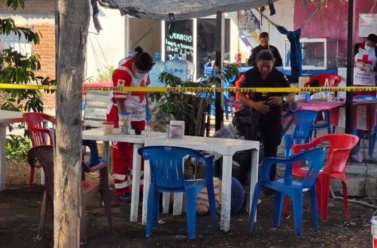 Ataque armado en fonda de Lázaro Cárdenas deja dos muertos y una mujer grave