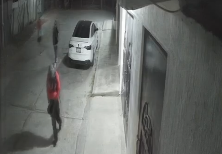 Tres sujetos roban cámara de videovigilancia en la colonia Praderas del Sur