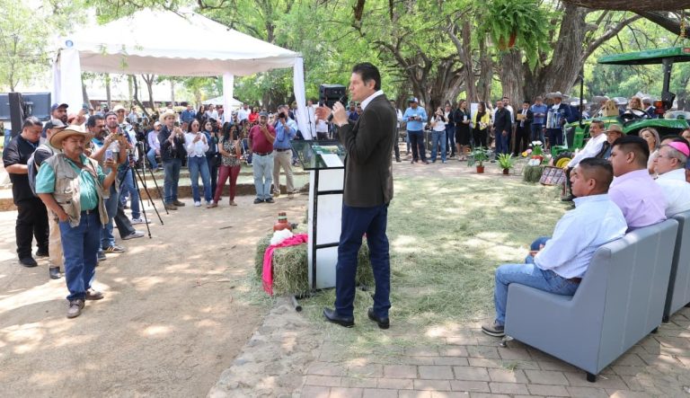 Inaugura Alfonso Martínez la Expo Agrícola de Tangancícuaro