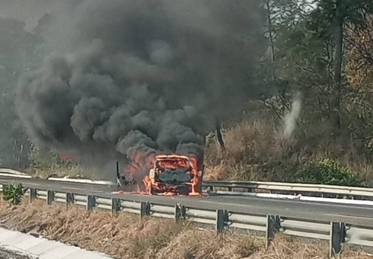 Camioneta se incendia sobre la autopista Siglo XXI