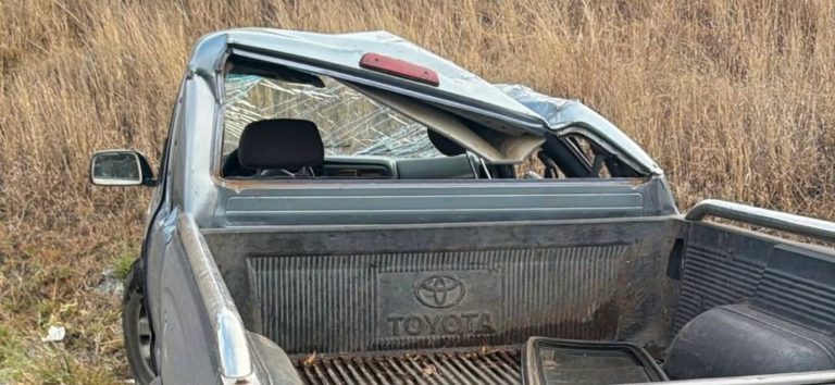 Vuelca camioneta en el camino Morelia–Recinto Ferial