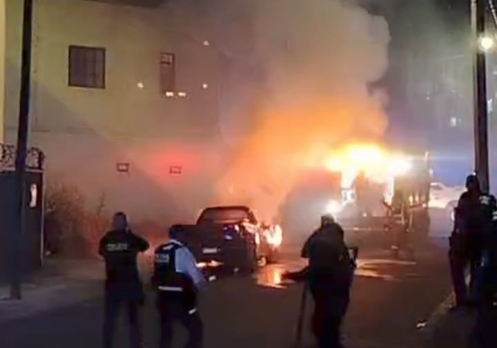 Arde camioneta en la colonia Lomas de Morelia