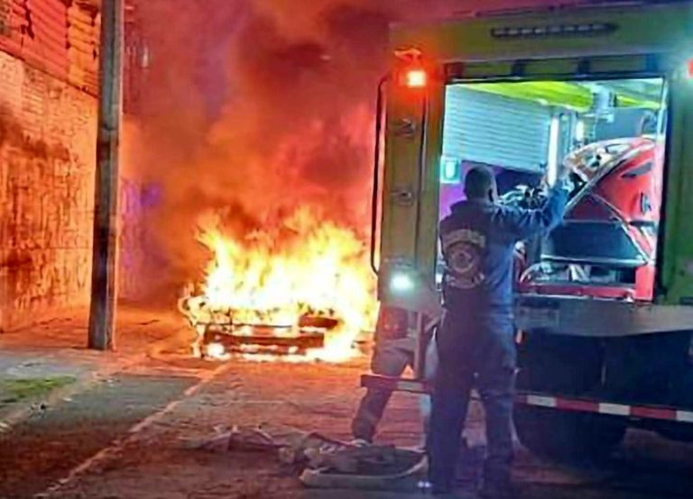 Arde en llamas auto abandonado en Prados Verdes de Morelia
