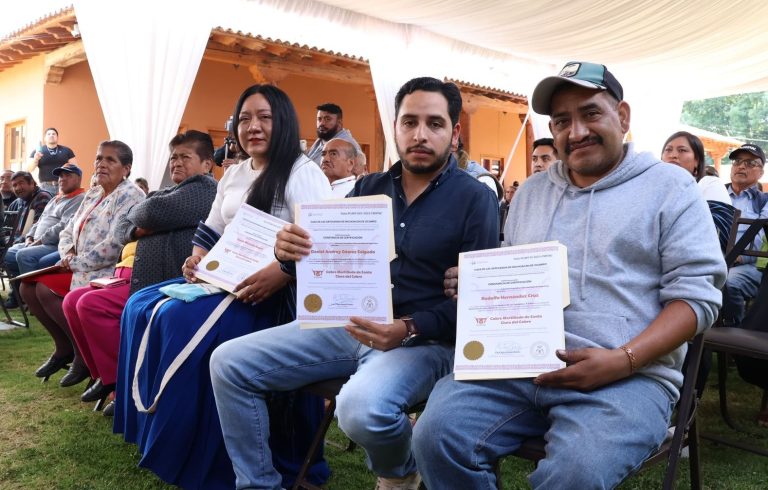 Entregan certificaciones de calidad y origen a personas artesanas de Santa Clara del Cobre