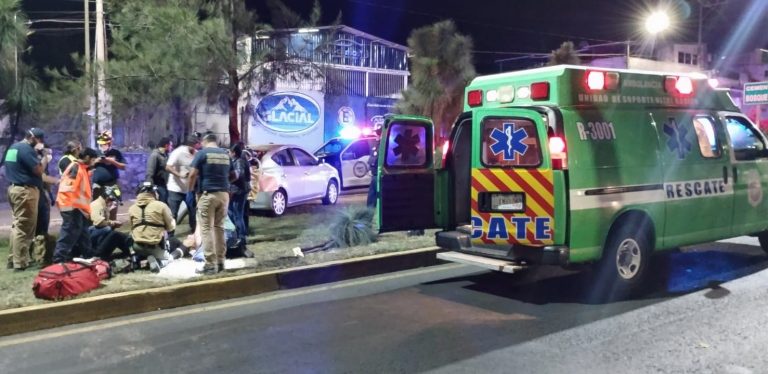 Auto choca contra camellón y árbol en la Calzada Benito Juárez de Uruapan