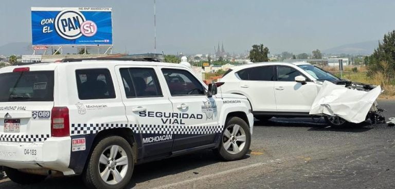 Choque entre dos camionetas en el Libramiento Norte de Zamora