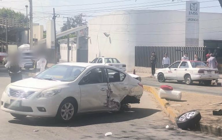 Se registra choque entre dos vehículos frente al Hospital IMSS Camelinas, al sur de Morelia