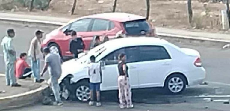 Ocurre choque entre dos vehículos al sur de Morelia