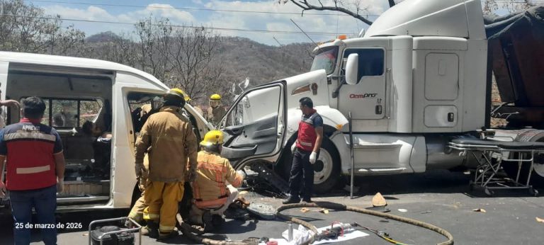 Tres heridos tras choque frontal en la carretera libre Uruapan-Lombardía