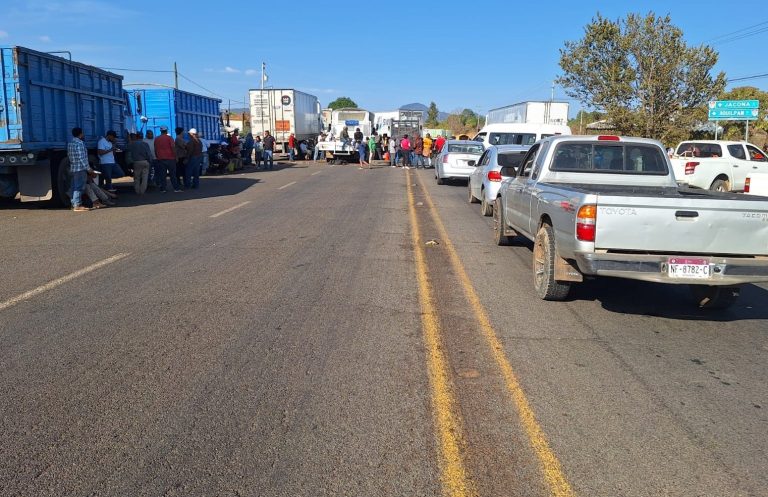 Cierran carreteras en Tarecuato, exigen entrega de recursos federales