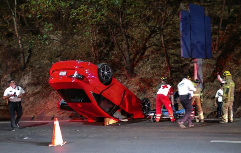 Se registra volcadura automovilística en el Libramiento Sur de Morelia; hay un herido