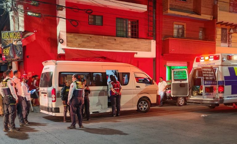 Se registra choque entre combi Ruta Gris 2 y auto particular en la colonia Ventura Puente de Morelia