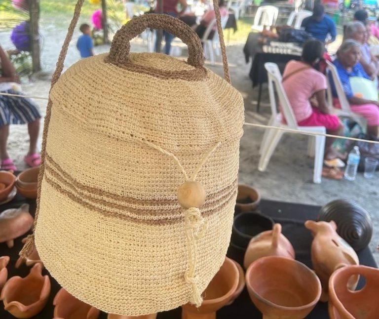 En Maruata, la tradición artesanal esta Semana Santa