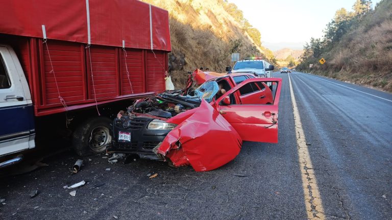 Hombre herido al chocar su auto contra una camioneta en el Ramal Uruapan de la autopista Siglo XXI