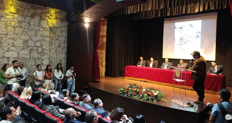 Recibe Javier Favela la Presea al Mérito Periodístico de Amipac