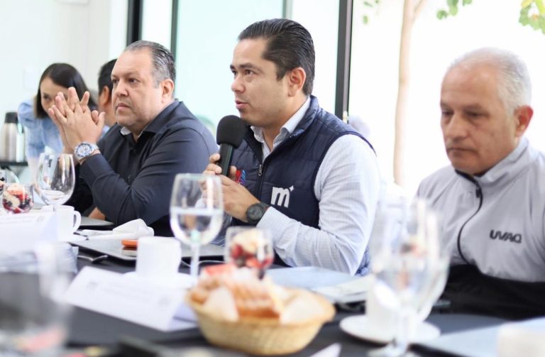 Entregan uniformes deportivos a atletas de asociaciones en Michoacán