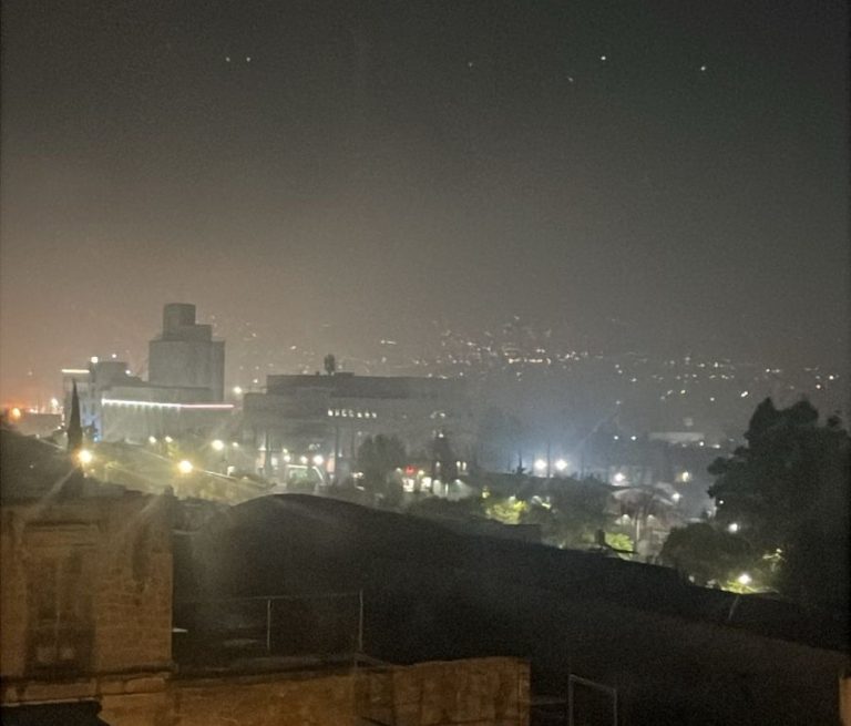 Incendio de pastizal genera densa humareda en Morelia