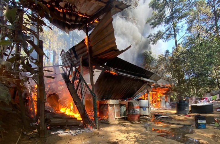 Incendio arrasa con una vivienda en la colonia Buenos Aires de Uruapan