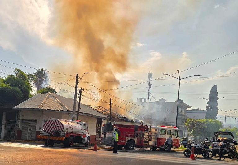Vivienda es consumida por voraz incendio, en la colonia Morelos de Uruapan