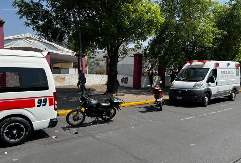 Repartidor de pizza resulta lesionado tras choque de motocicleta, en Morelia