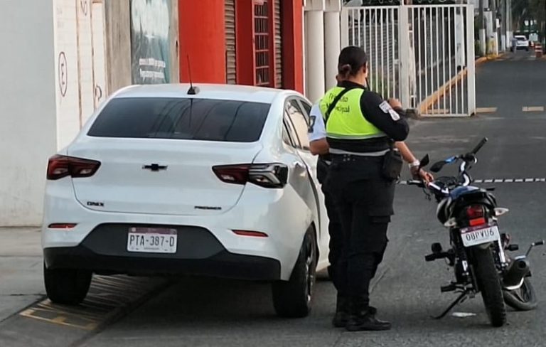 Motociclista herido tras choque contra auto, en el Paseo de la Revolución de Uruapan