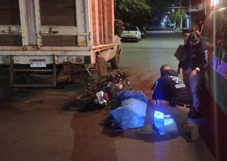 Motociclista muere tras chocar contra camioneta estacionada, en Uruapan