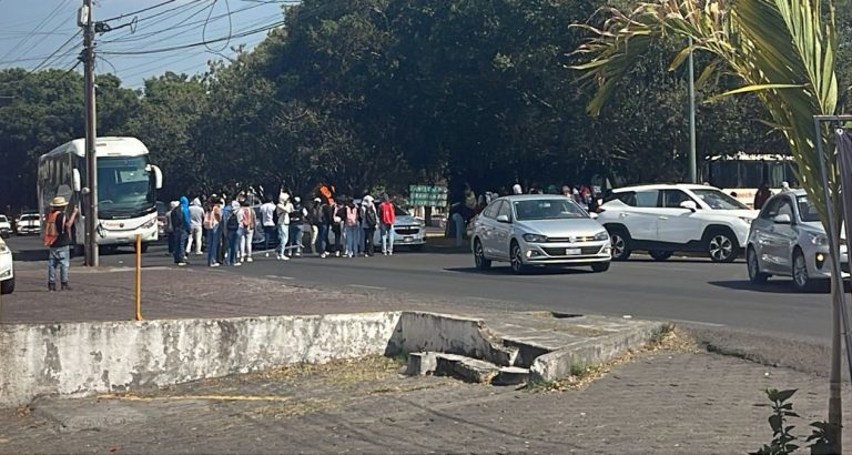 Bloqueo de normalistas perjudica el tránsito en la zona del Distribuidor Vial Salida a Pátzcuaro