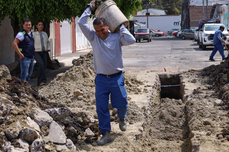 Supervisa trabajos de sustitución de red de alcantarillado en la colonia Félix Ireta