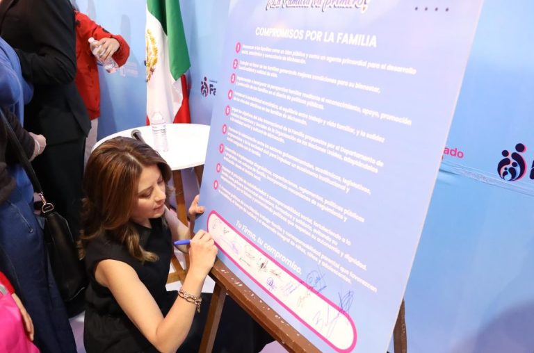 Recibe presidenta de DIF Morelia, reconocimiento del Congreso del Estado