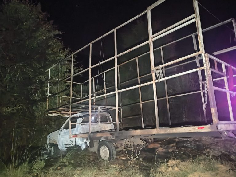 Presuntos delincuentes queman vehículos en diversas carreteras aledañas a Pátzcuaro