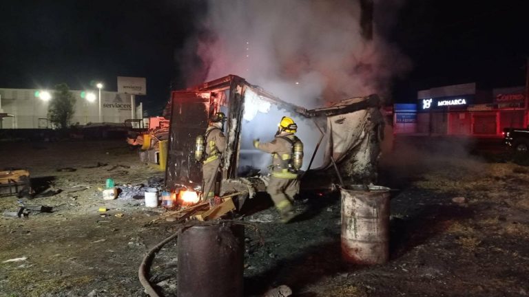 Bomberos Morelia sofocan incendio de dos cajas secas usadas como refugio por un vigilante