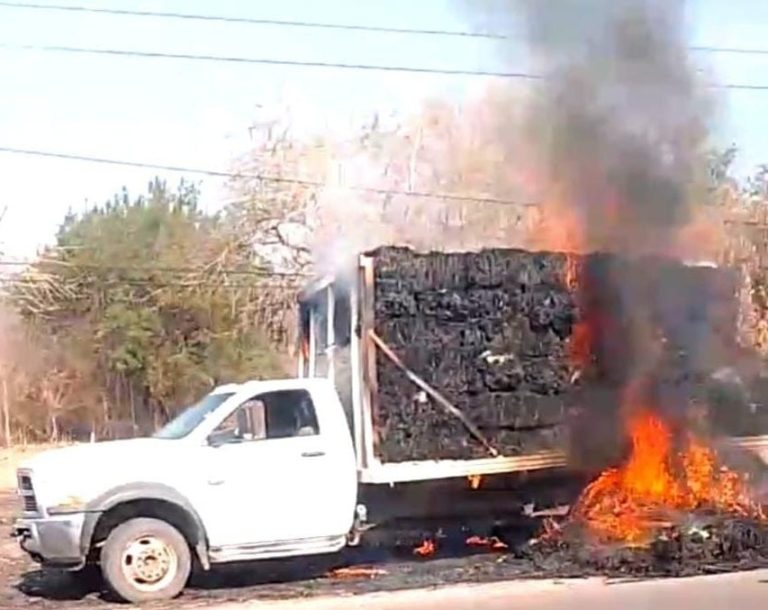 Se incendia camioneta en la carretera Huetamo-San Lucas
