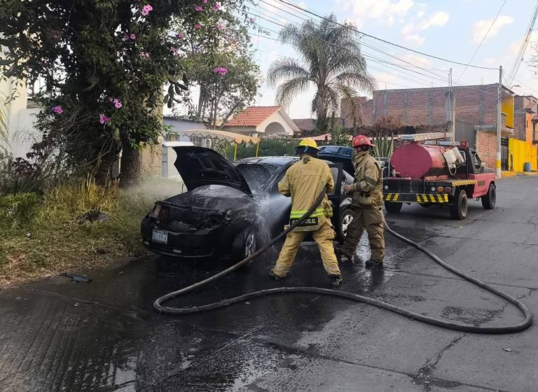 Incendio de vehículo moviliza a bomberos en Purépero
