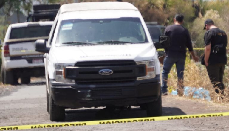 Abandonan bolsas con restos humanos en predio de Zamora