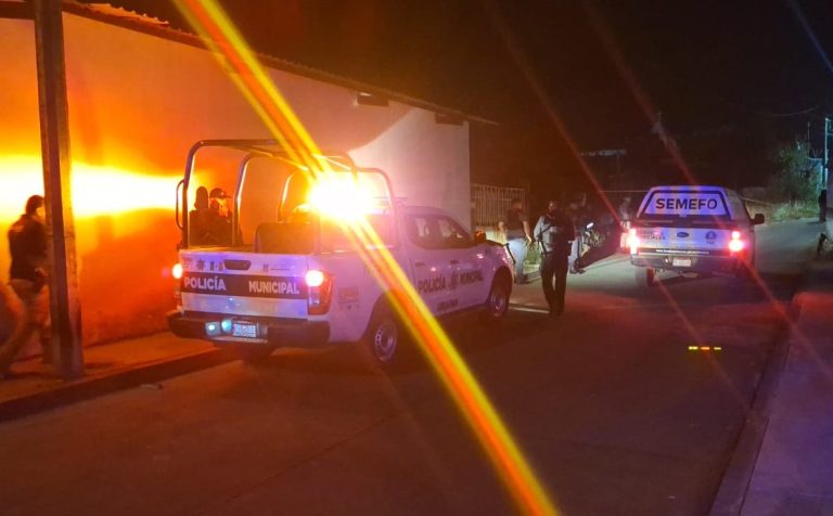 Conductor de taxi es ejecutado a tiros, cerca del Centro Penitenciario de Uruapan