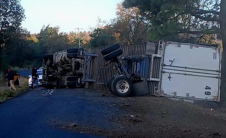 Tráiler vuelca en la carretera Uruapan – Paracho; el chofer queda herido