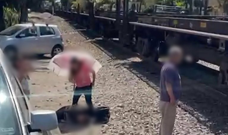 Joven sufre fractura tras caer de un carro plataforma del tren, en Morelia