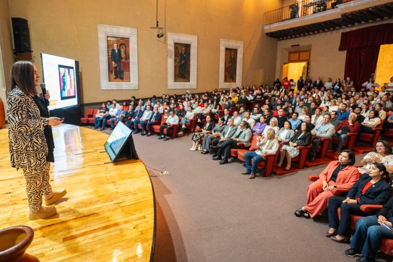 Dictan conferencia sobre feminismo en la UMSNH