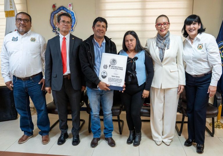 Tercera entrega masiva de títulos a egresados de la UMSNH