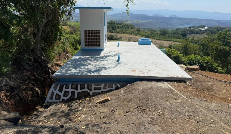 Inaugura nueva red de agua potable en El Sabino, en Uruapan