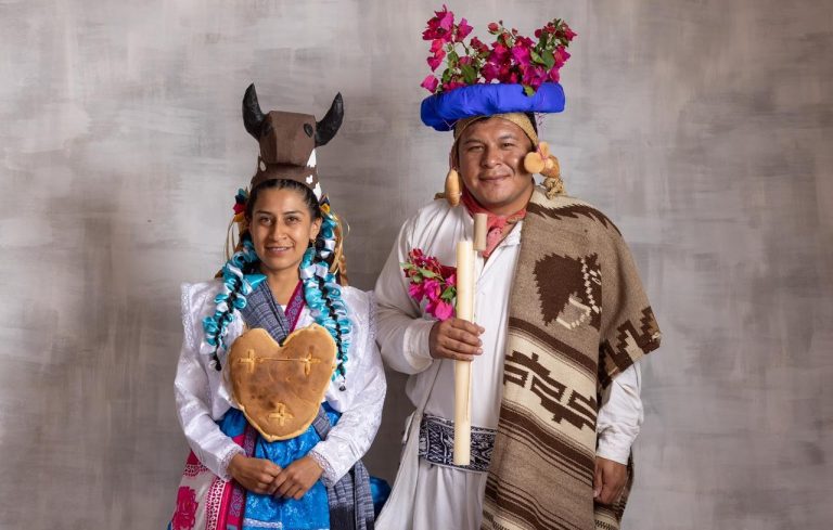 Tianguis Artesanal de Domingo de Ramos se viste de tradición con la Muestra de Indumentaria