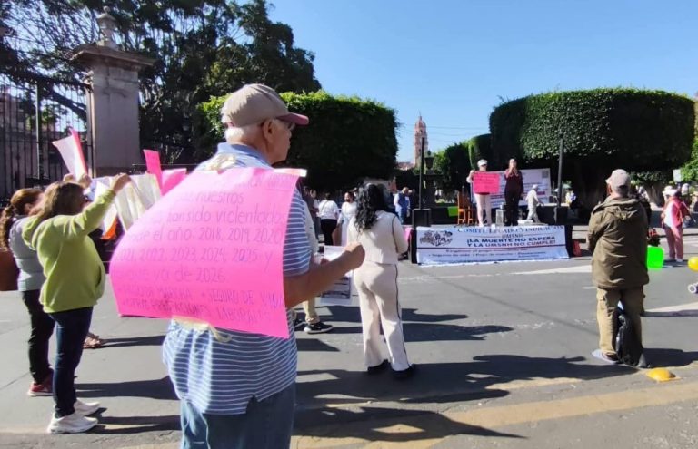 Deudos de profesores fallecidos de la UMSNH vuelven a manifestarse