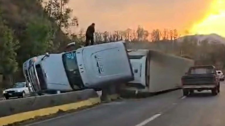 Vuelca tractocamión aguacatero en la carretera Morelia-Pátzcuaro