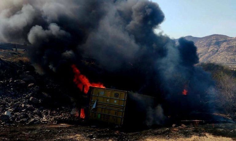 Camión de carga vuelca y se incendia en la autopista Siglo XXI