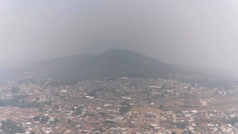 Municipios alertan de capa de humo por el incendio forestal en Nuevo Urecho