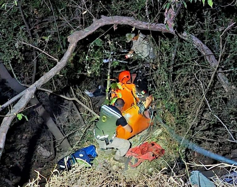 Paramédicos rescatan a motociclista que se fue a un barranco, en Tacámbaro